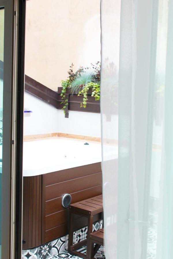 Day&Night Luxury Apartment, 2 Bedrooms, Terrace, Jacuzzi Outdoor, Parking Trieste Bagian luar foto